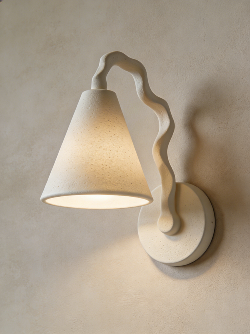 Brass Minimalist Tischlampe - Messing Minimalistisch Design auf weißem Hintergrund