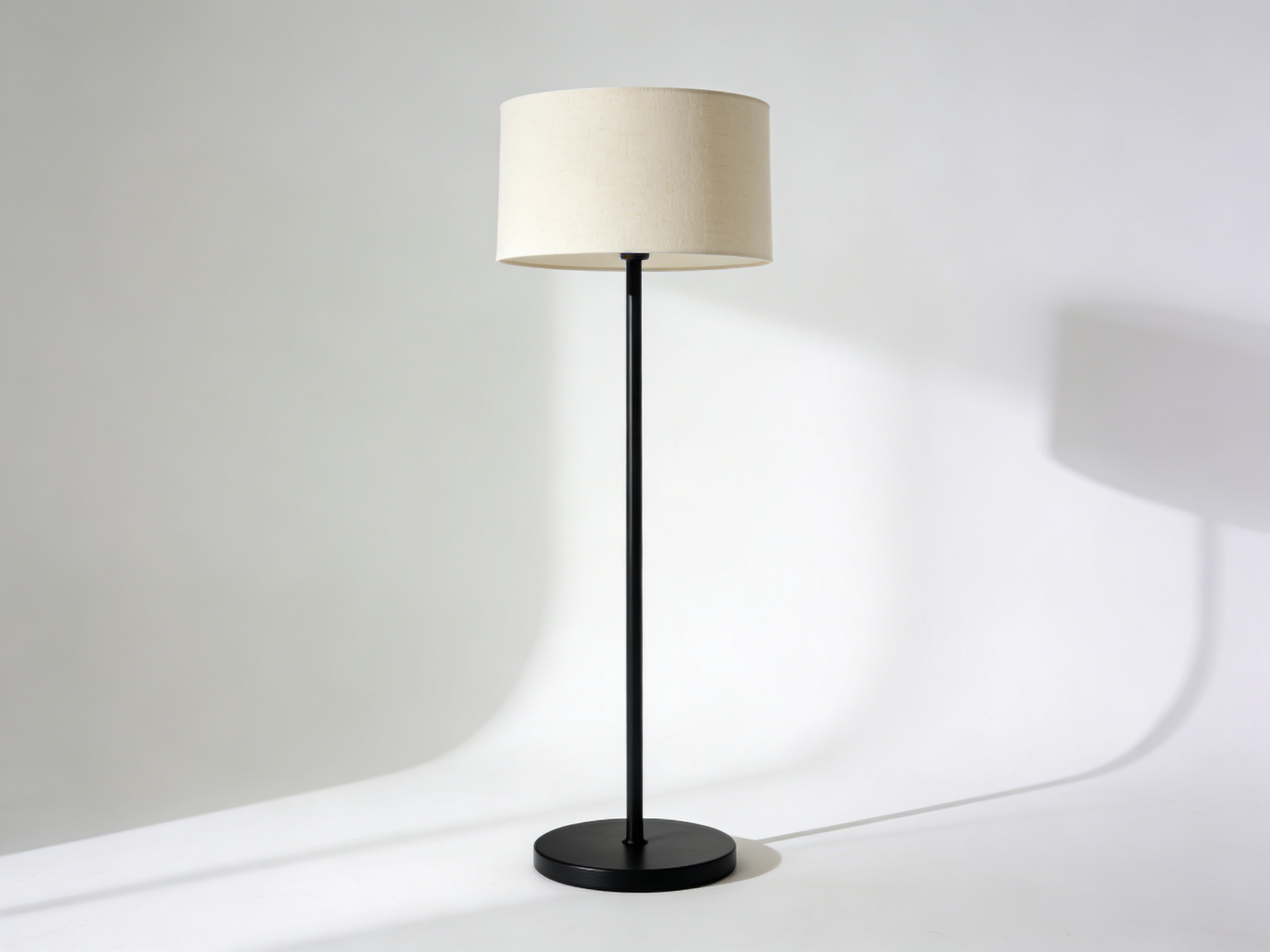 Fabric Drum Tischlampe - Stoff Modern Design auf weißem Hintergrund
