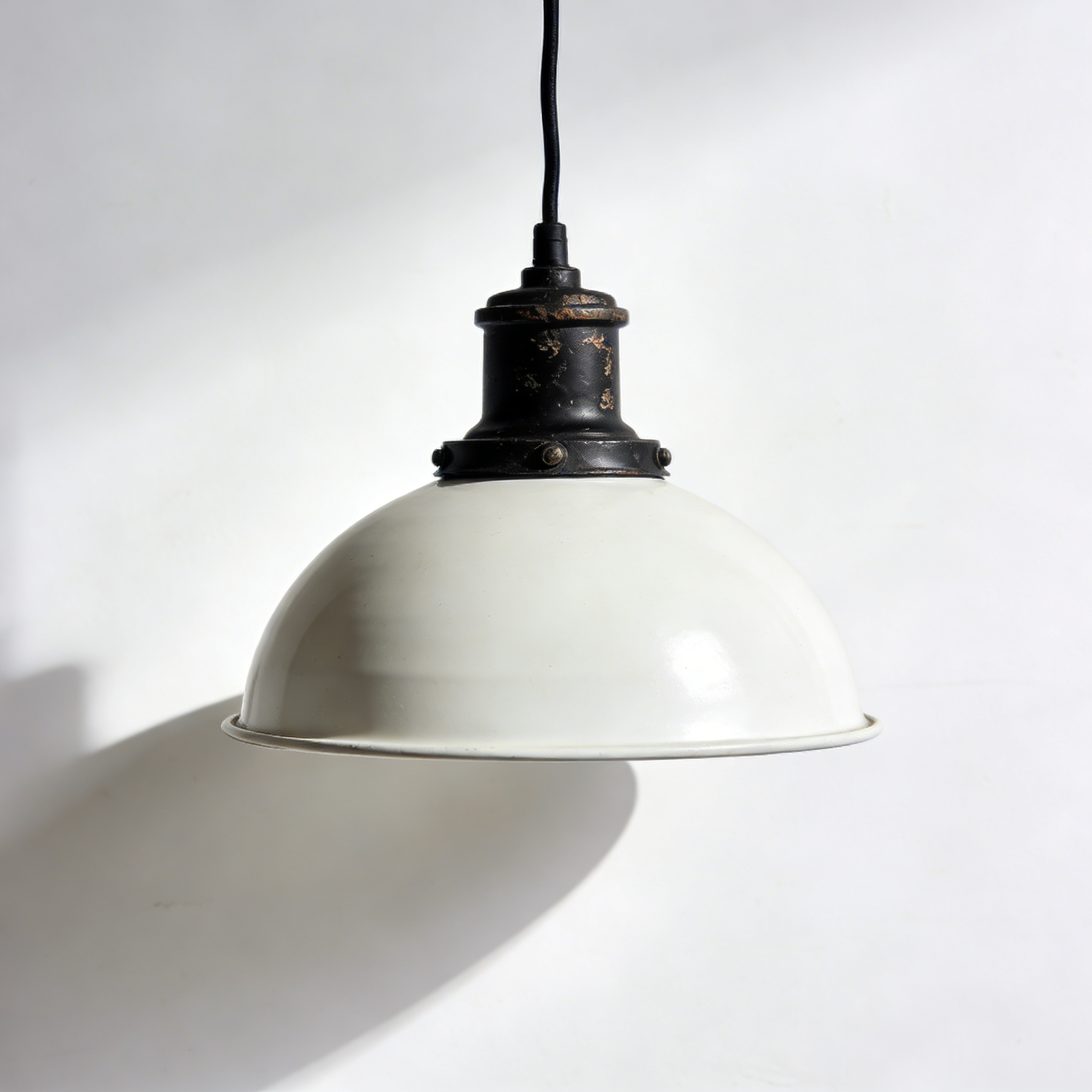 Industrial Spotlight Stehlampe - Metall Industriell Design auf weißem Hintergrund