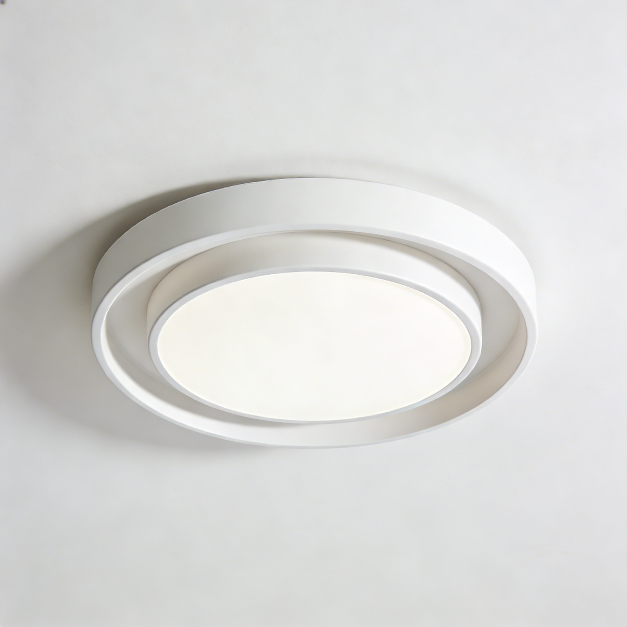 Linear LED Pendelleuchte - Metall Modern Design auf weißem Hintergrund