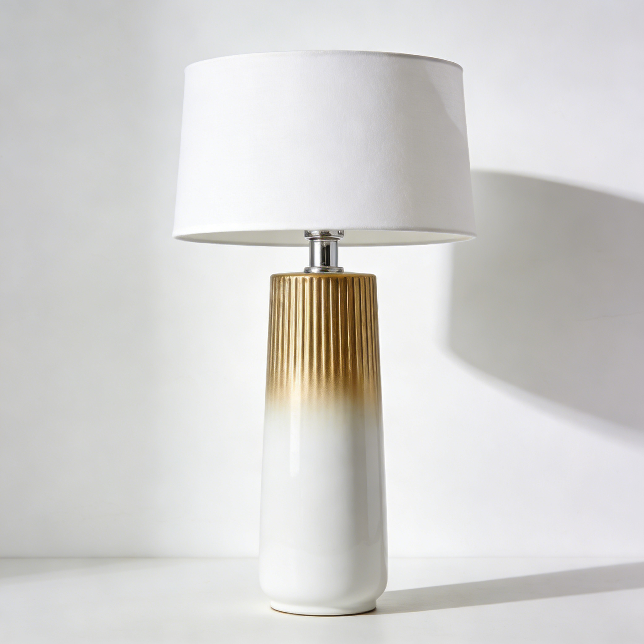 Minimalist LED Stehlampe - Metall Minimalistisch Design auf weißem Hintergrund