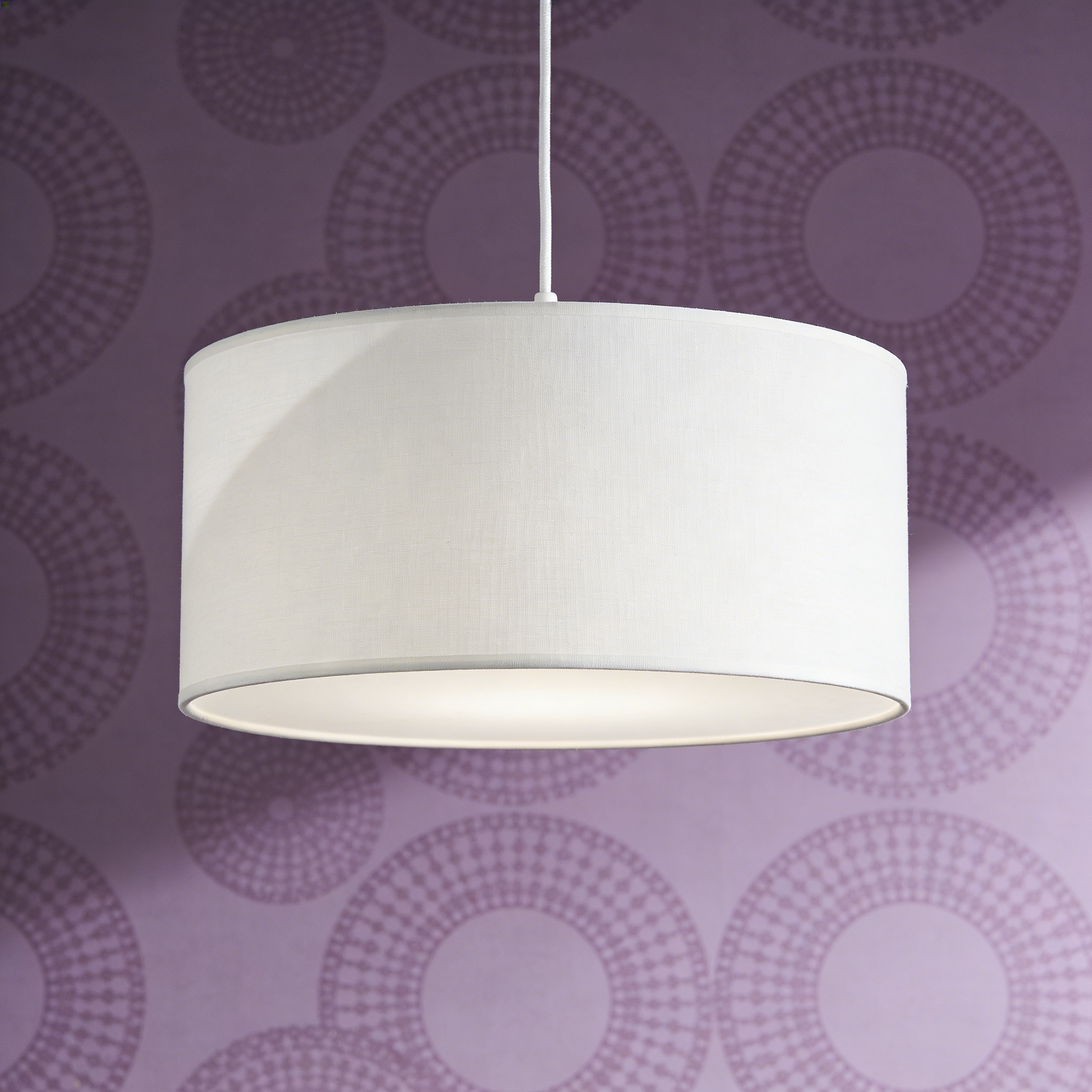 Minimalist White Pendelleuchte - Metall Minimalistisch Design auf weißem Hintergrund