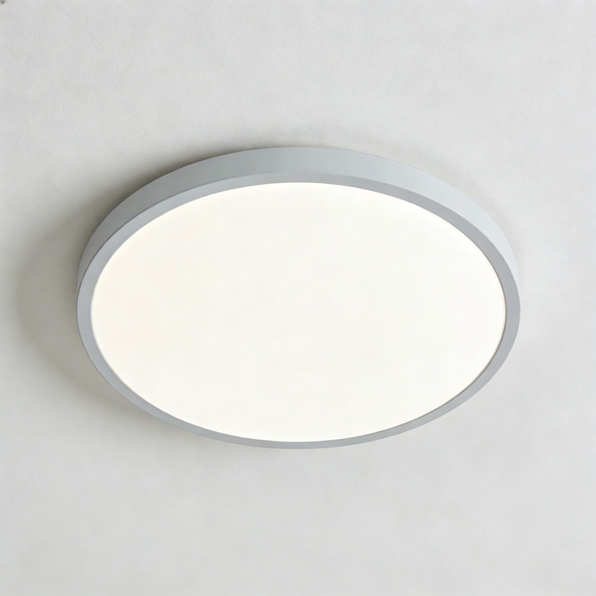 Rattan Boho Pendelleuchte - Holz Vintage Design auf weißem Hintergrund