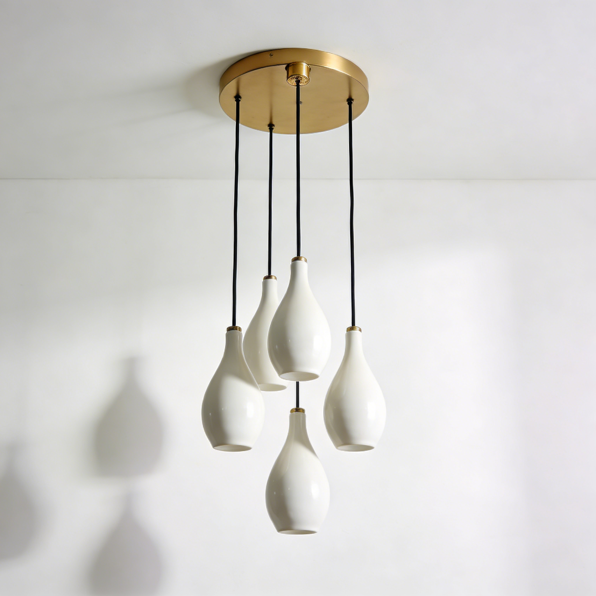 Rattan Boho Stehlampe - Rattan Vintage Design auf weißem Hintergrund