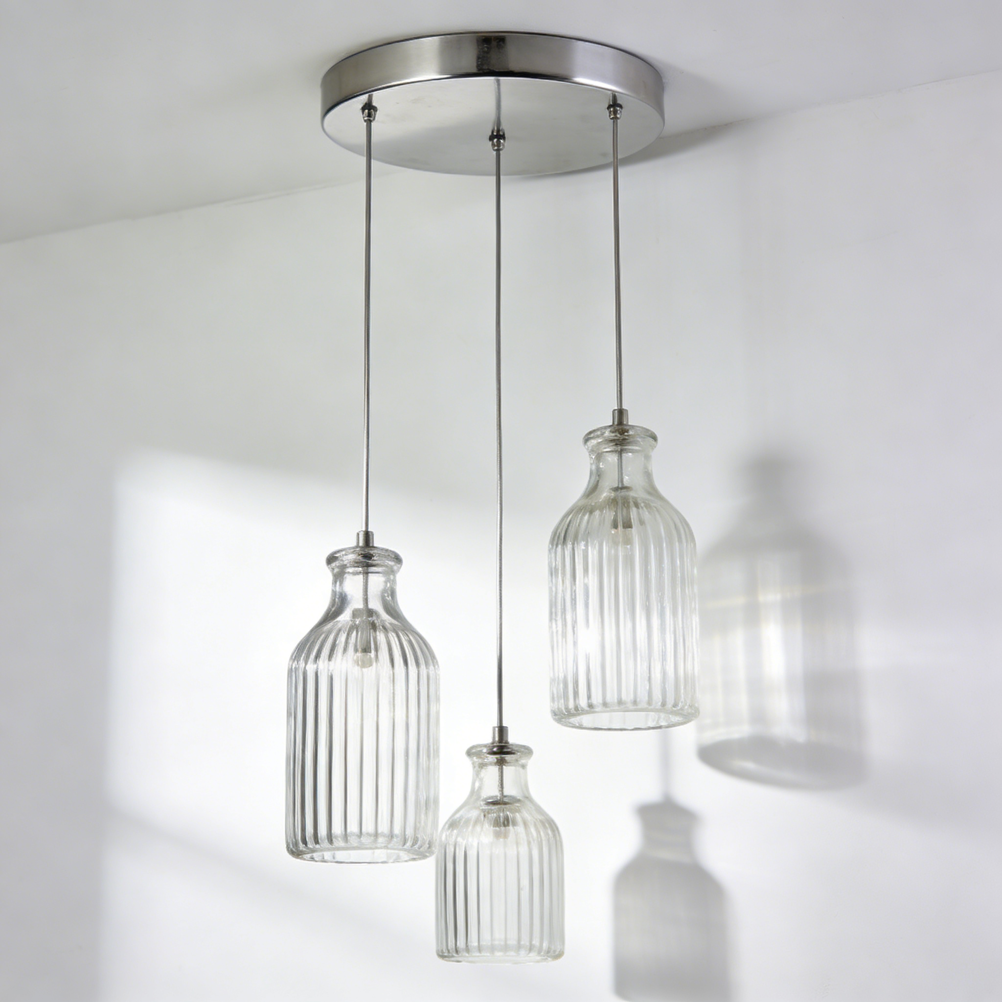 Tripod Wood Stehlampe - Holz Nordisch Design auf weißem Hintergrund