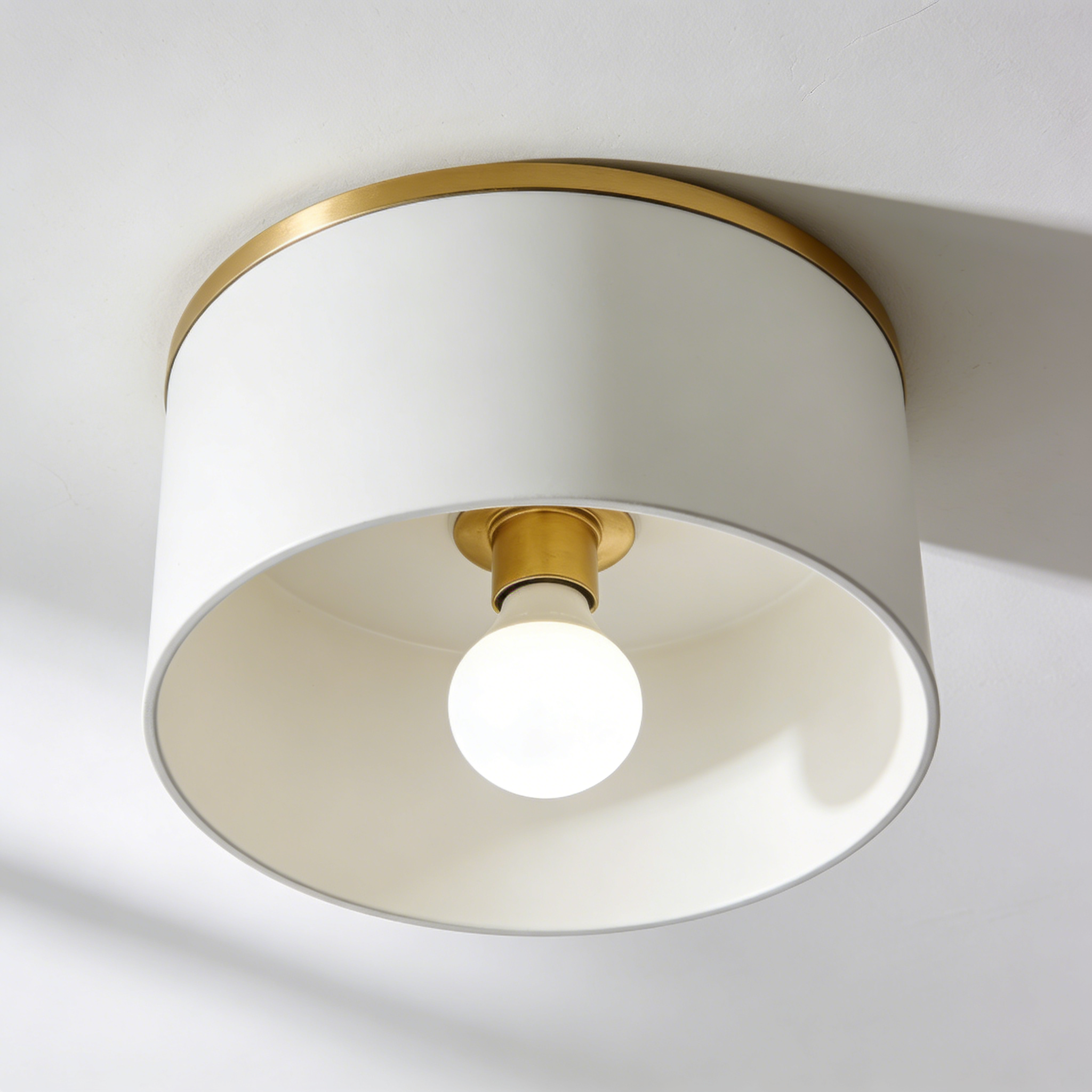 Wooden Tripod Tischlampe - Holz Nordisch Design auf weißem Hintergrund